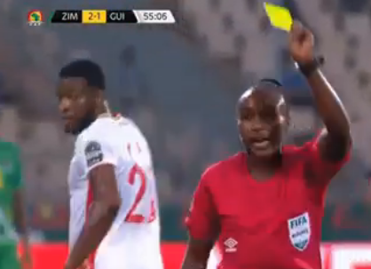 سليمة موكانسانغا تتعرض لموقف محرج خلال مباراة زيمبابوي وغينيا